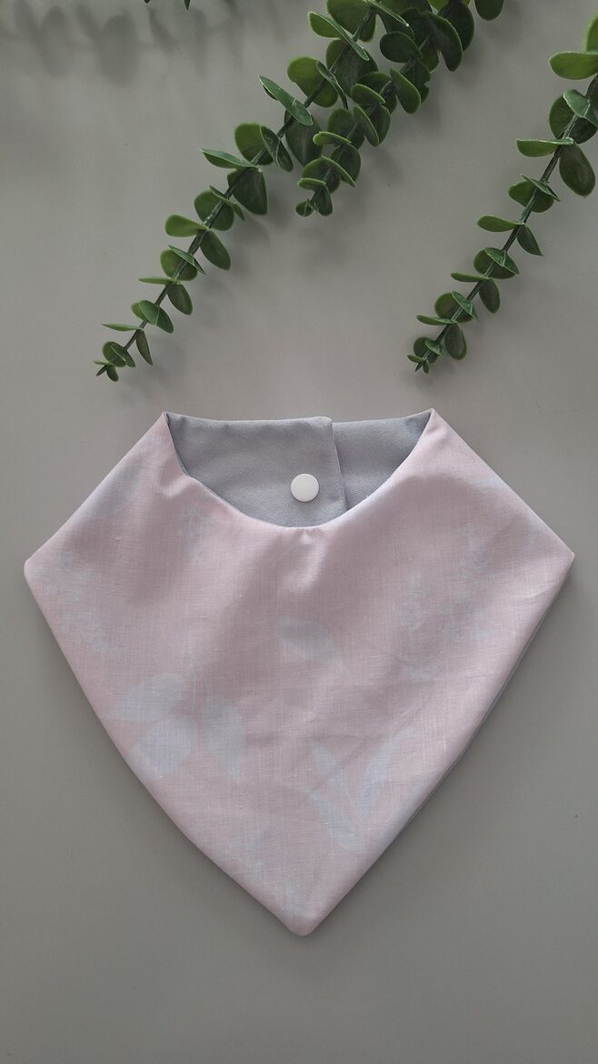 Lacīte/lapas uz rozā