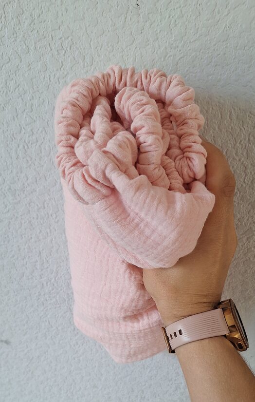 Muslīna palags gultām un šūpuļiem/rozā/ ar gumiju