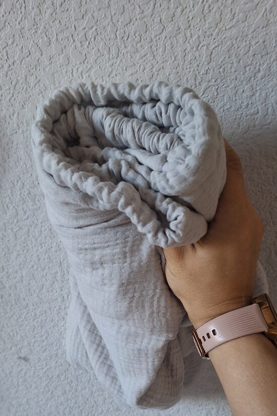 Muslīna palags gultām un šūpuļiem/pelēks/ ar gumiju