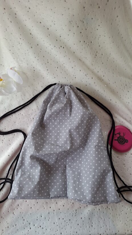 Mugrusoma bērnu-punktiņi uz pelēka