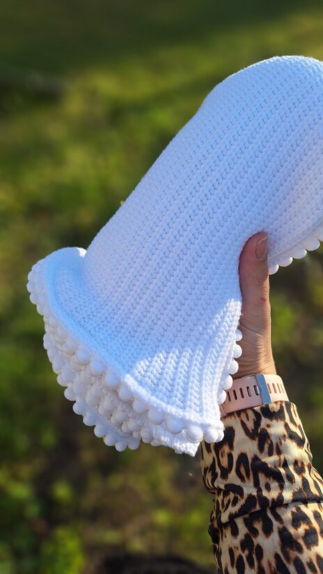 Adījuma sedziņa ar pom pom lenti