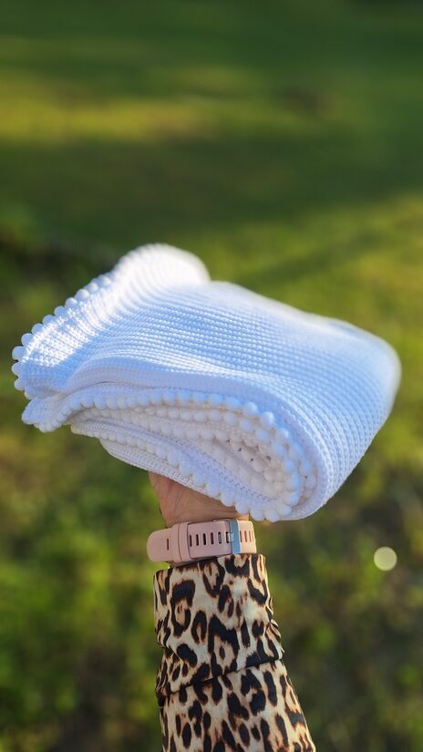 Adījuma sedziņa ar pom pom lenti