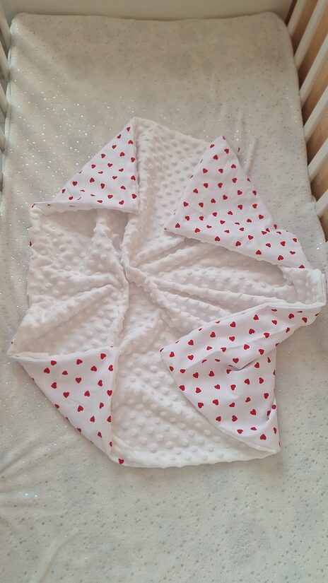 Sedziņa/balts + sirsniņas/ minky + kokvilna/ 80*80 cm 