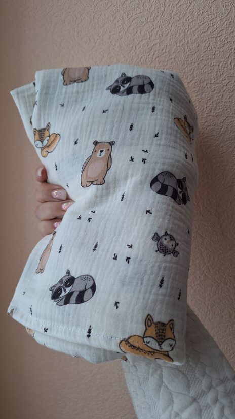 Muslīna sedziņa/zvēriņi uz vaniļas fona/ 100*130 cm