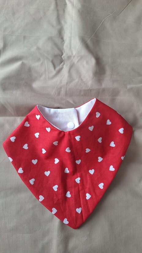 Lacīte/sirsniņas uz sarkana