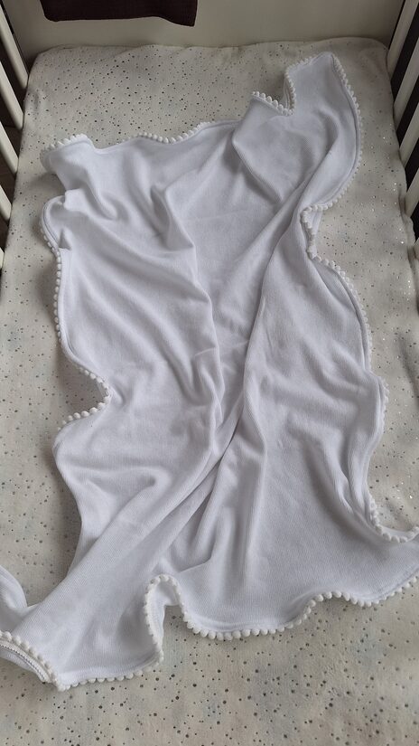 Smalkais adījuma sedziņa ar pom pom maliņu/75*90 cm