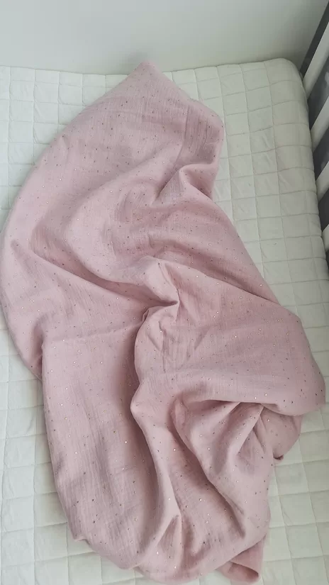 Muslīna sedziņa/ pūderrozā ar zelta punktiņiem/ 70*100 cm