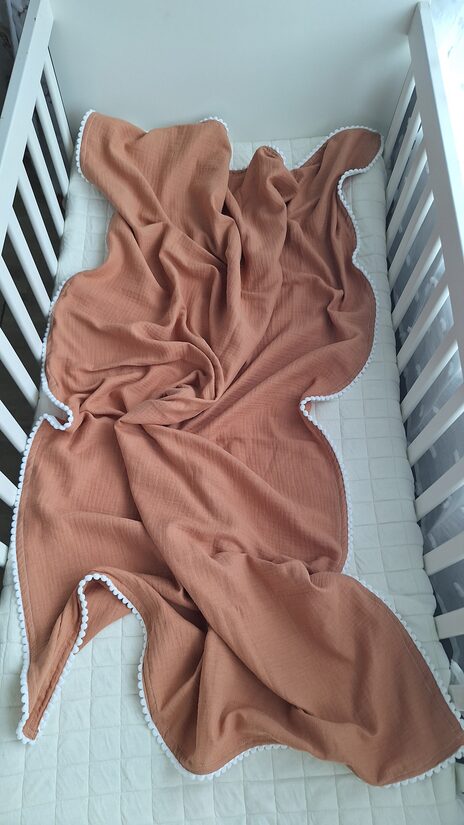 Muslīna sedziņa ar bumbuļmaliņu baltu/100×130 cm/ uz pasūtījuma