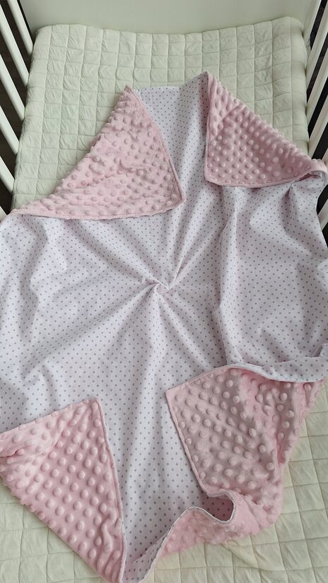 Minky  flīsa un kokvilnas sedziņa/75*100 cm/rozā + punktiņi